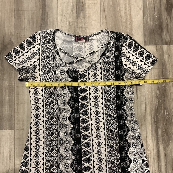 P.inc Large crisscross front white with black designs - Picture 5 of 6